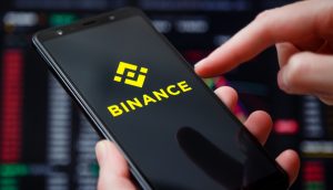 Smartphone mit Binance-Logo