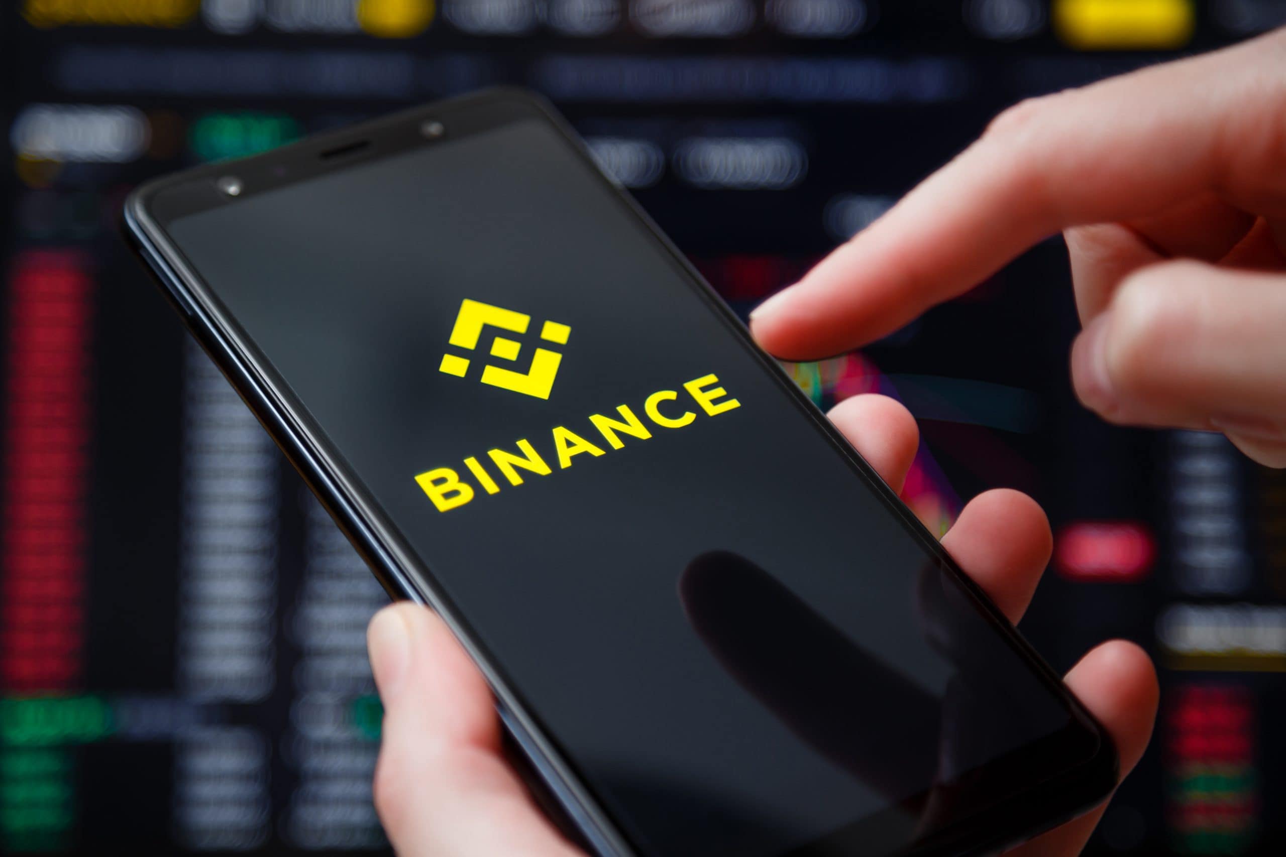 Smartphone mit Binance-Logo