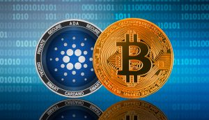 Cardano-Münze neben einer Bitcoin-Münze