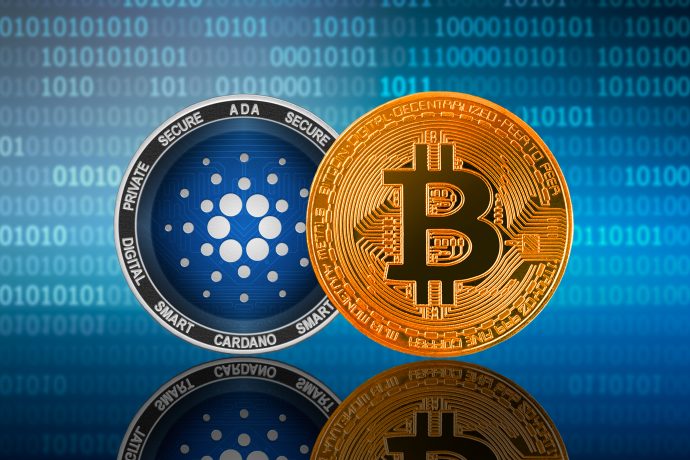 Cardano-Münze neben einer Bitcoin-Münze