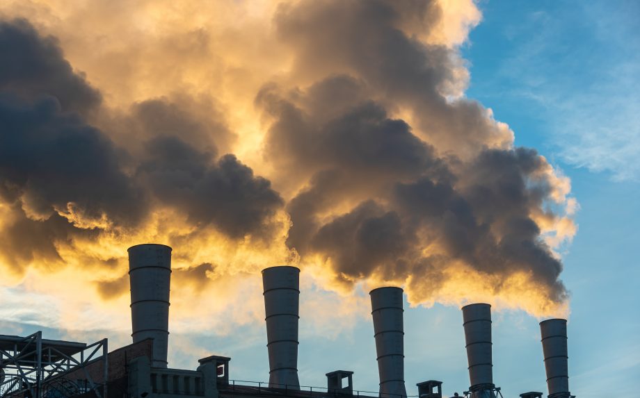 Carbonfuture: Start-up handelt mit CO2-Zertifikaten über die Blockchain Rauch kommt aus einer Fabrik