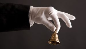 Hand schüttelt eine Glocke