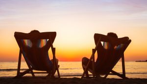 Zwei Liegen am Strand