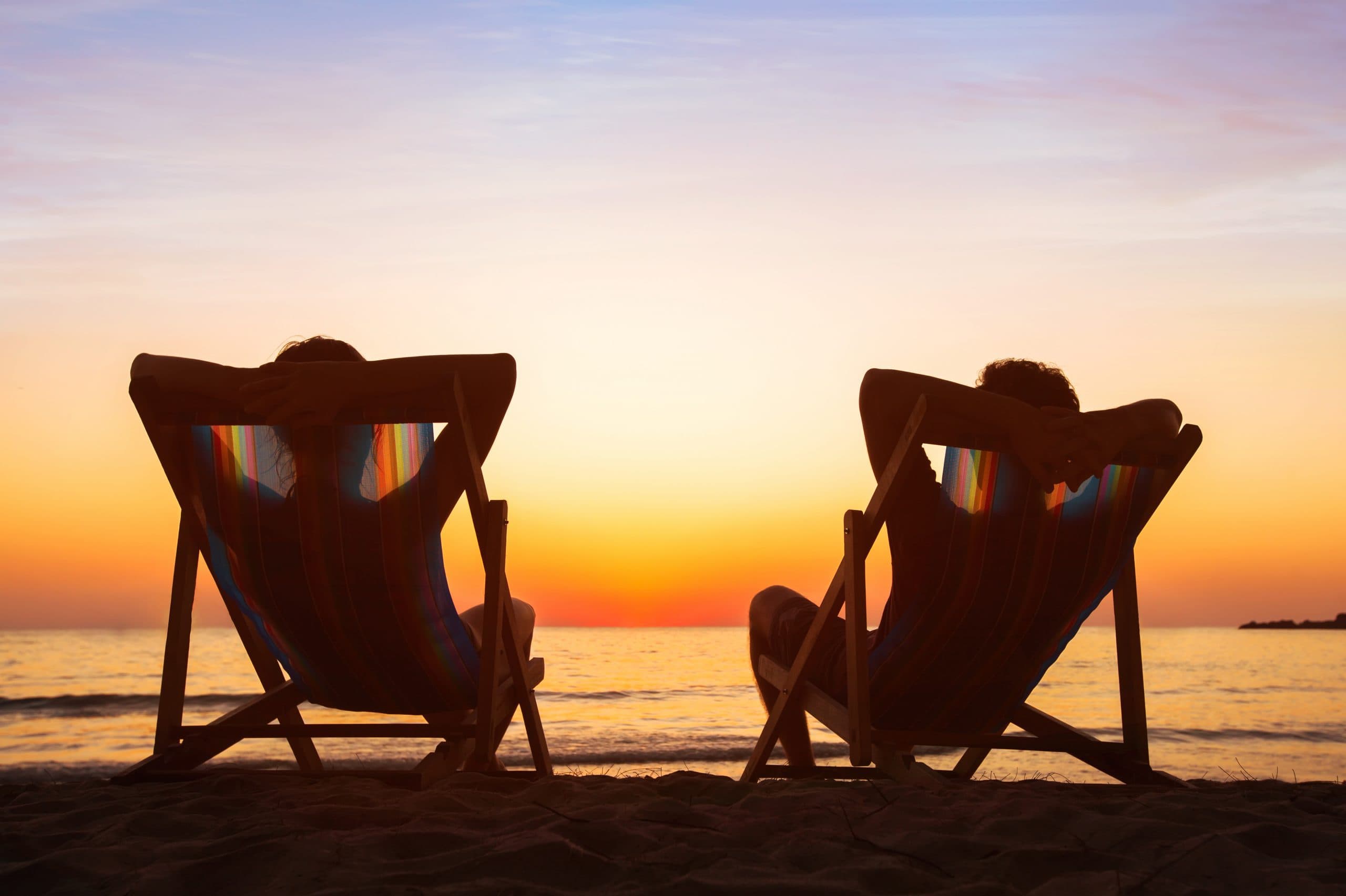 Zwei Liegen am Strand