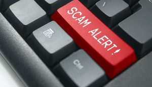 Tastatur auf der "Scam Alert" steht