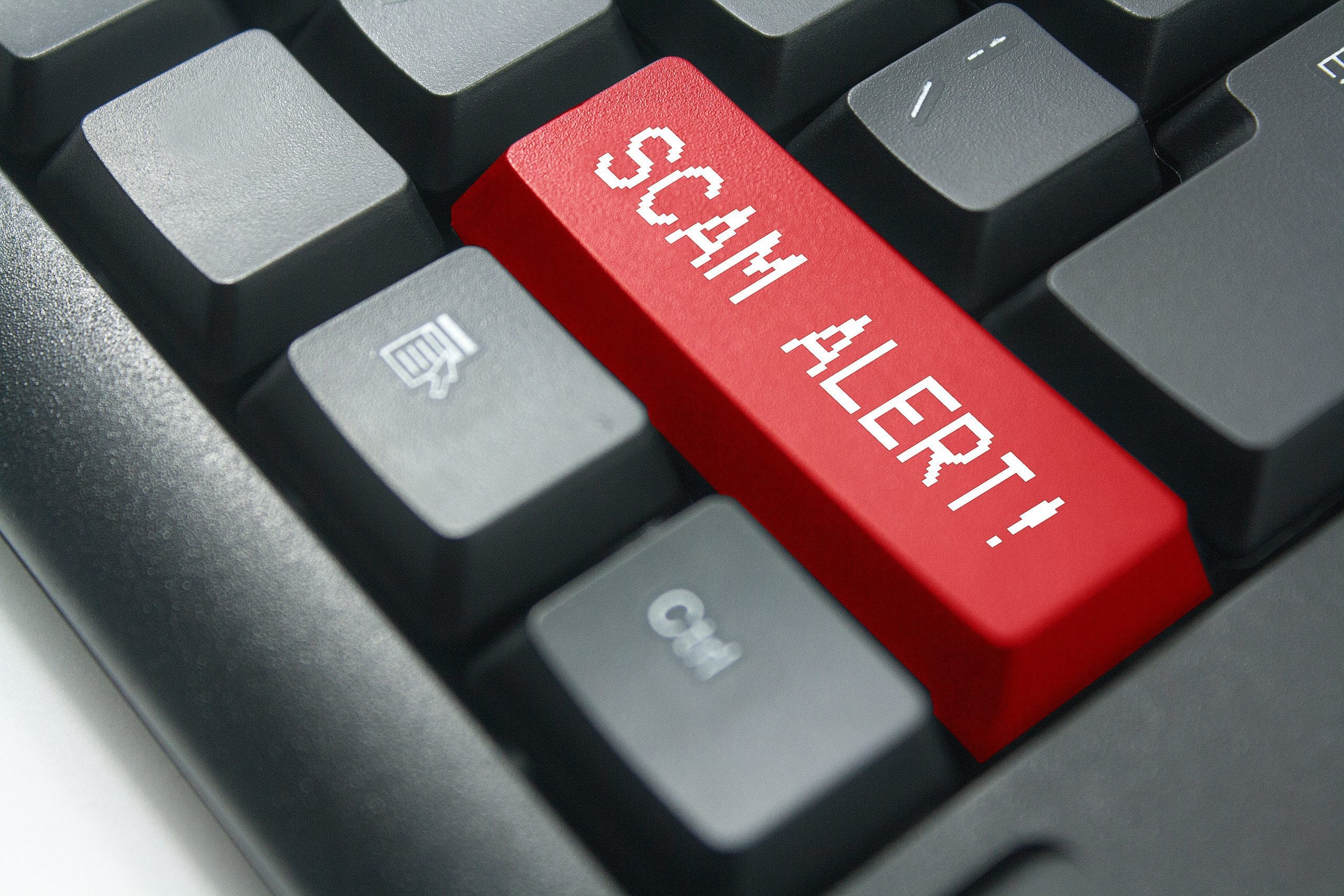 Tastatur auf der "Scam Alert" steht