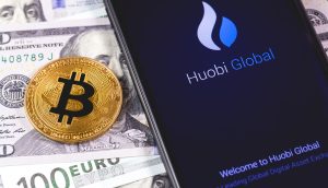 Huobi Global Logo neben Bitcoin und US-Dollar.