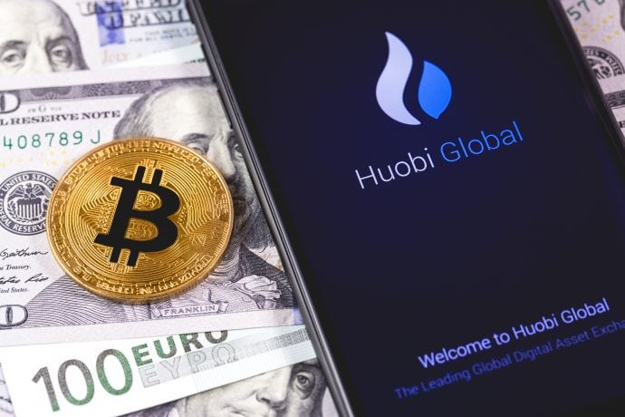 Huobi Global Logo neben Bitcoin und US-Dollar.