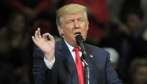 Donald Trump macht eine Fingergeste