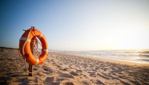 Ein Rettungsring auf dem Strand