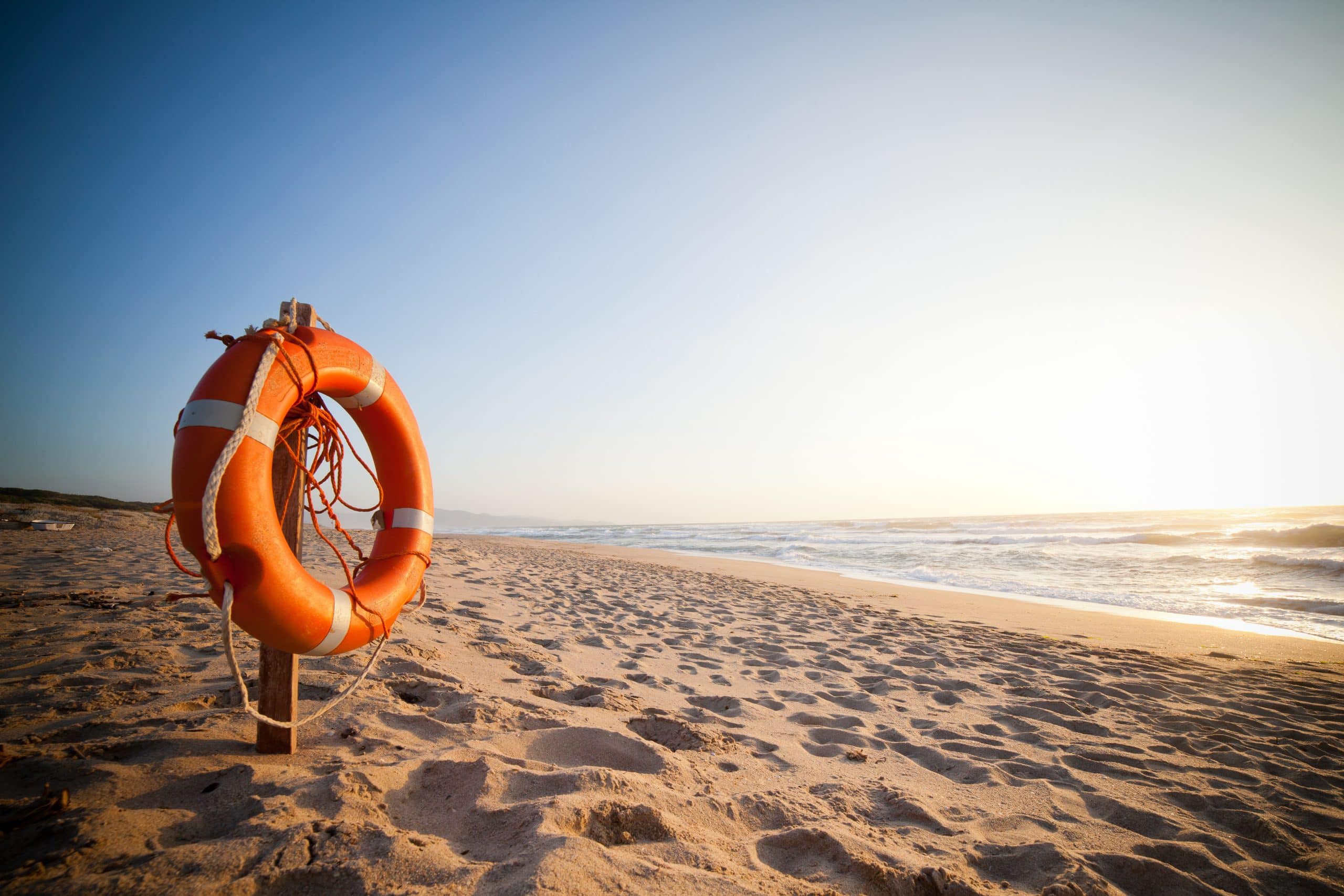 Ein Rettungsring auf dem Strand