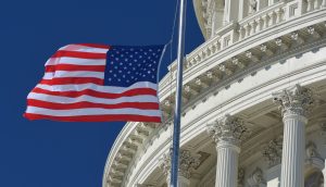 US-Flagge weht vor dem US-Kongress