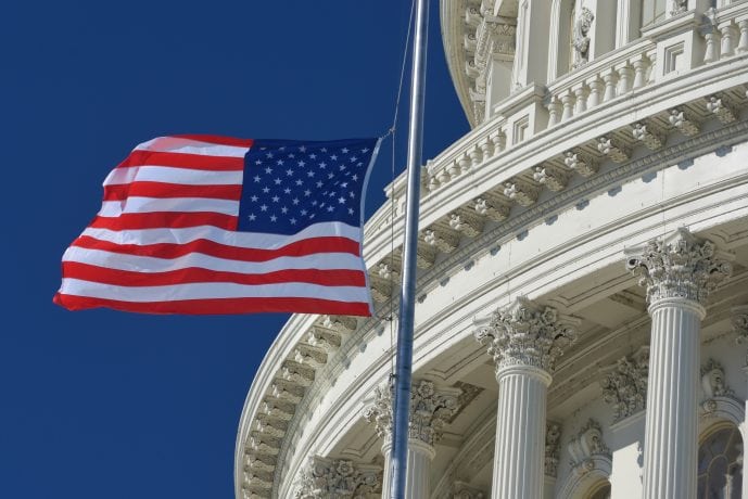 US-Flagge weht vor dem US-Kongress