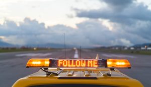 Taxi mit der Aufschrift "Follow me"