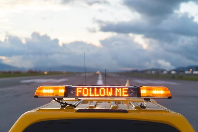 Taxi mit der Aufschrift "Follow me"