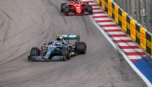 Zwei Formel-1-Wagen fahren auf einer Rennstrecke.