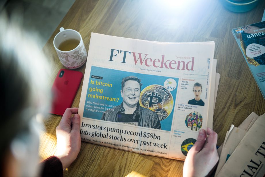 Elon Musk: Bitcoin gefährdet Chinas Staatschef Xi Jinping Elon Musk mit Bitcoin im Hintergrund