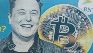 Elon Musk mit Bitcoin im Hintergrund