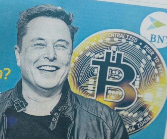 Elon Musk mit Bitcoin im Hintergrund