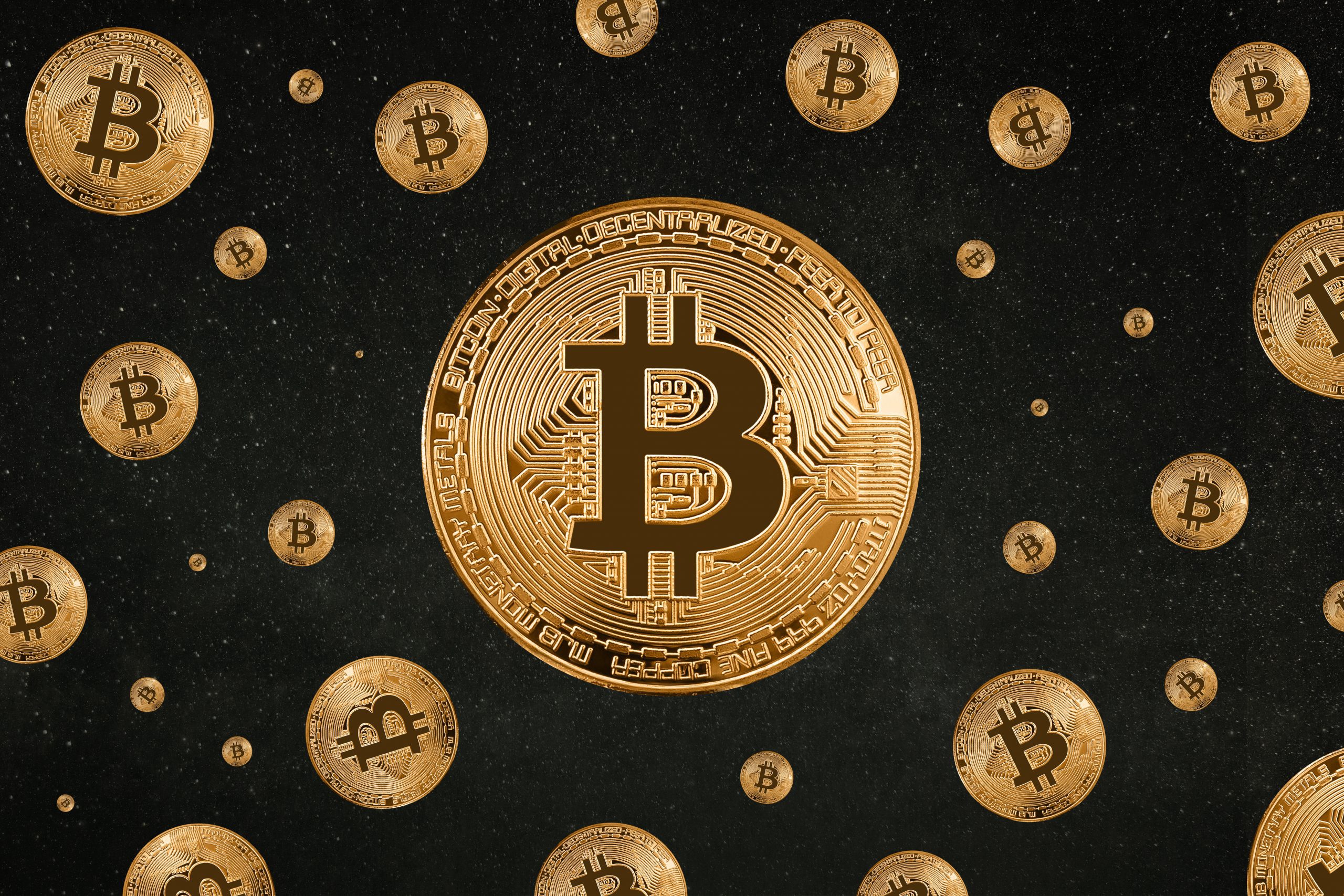 Viele Bitcoin Münzen vor schwarzem Hintergrund