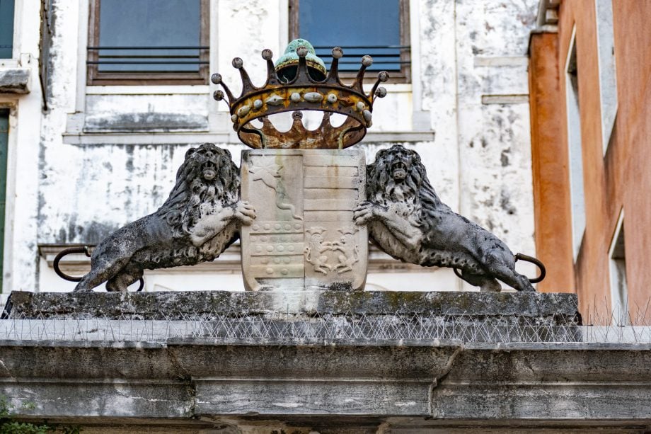 NFT-Krone von Dolce und Gabbana für Krypto-König Musk? Krone von zwei Löwen umrahmt vor dem Dogen-Palast in Venedig