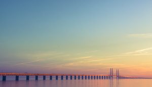 Eine Brücke im Wasser.