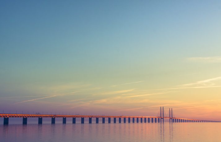 Eine Brücke im Wasser.