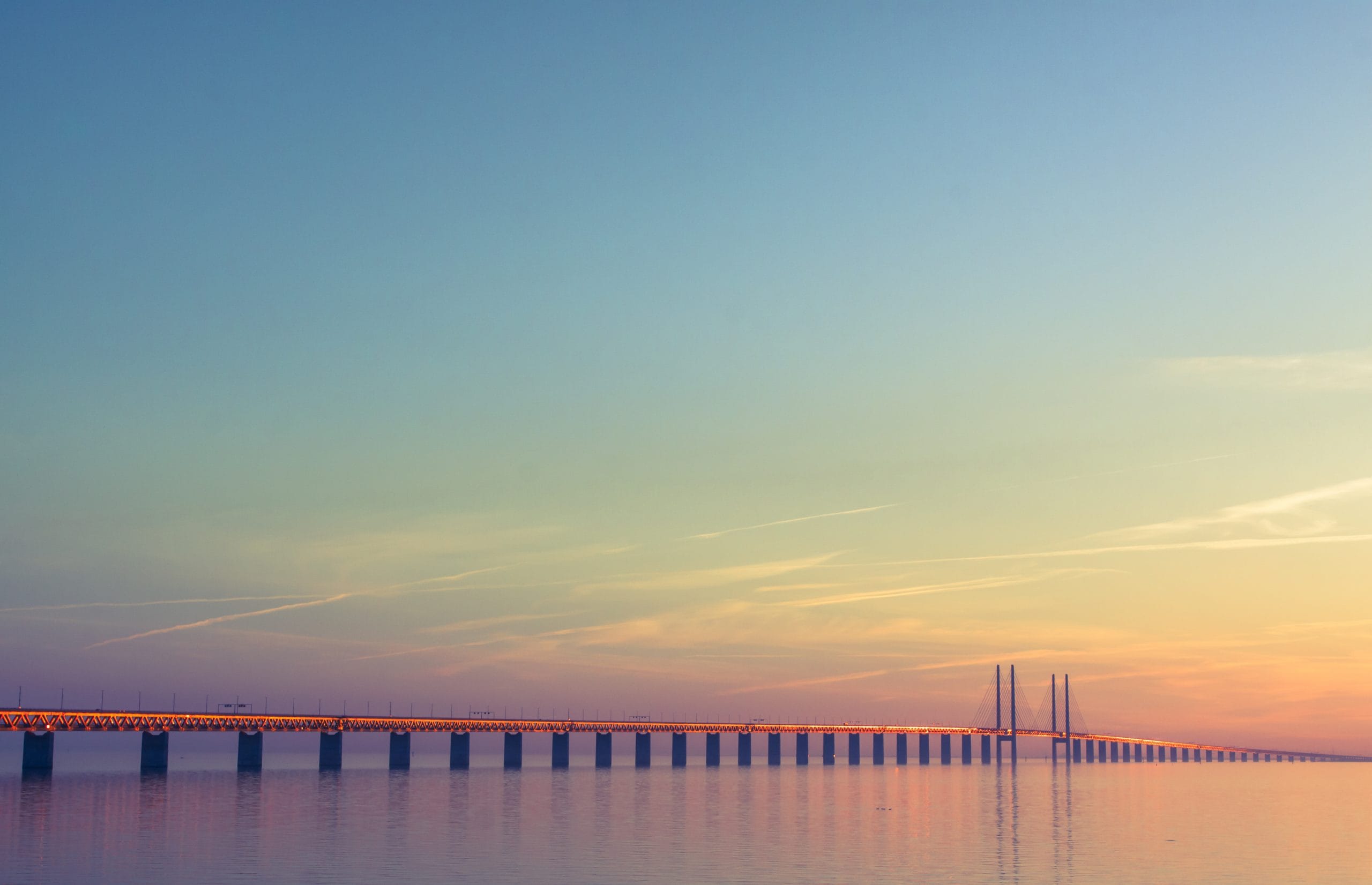 Eine Brücke im Wasser.