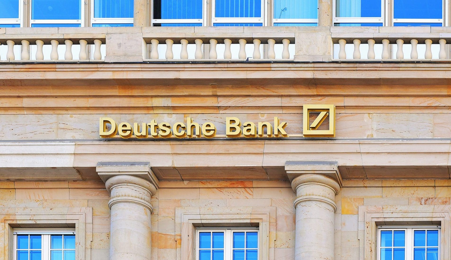 Logo der Deutschen Bank auf einem alten Gebäude