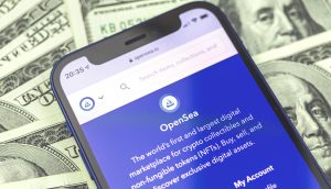 Handy mit geöffneter OpenSea Seite liegt auf Geldscheinen