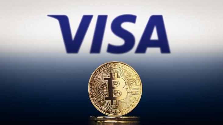 Visa Logo im Hintergrund und Bitcoin Münze steht davor