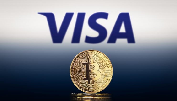 Visa Logo im Hintergrund und Bitcoin Münze steht davor