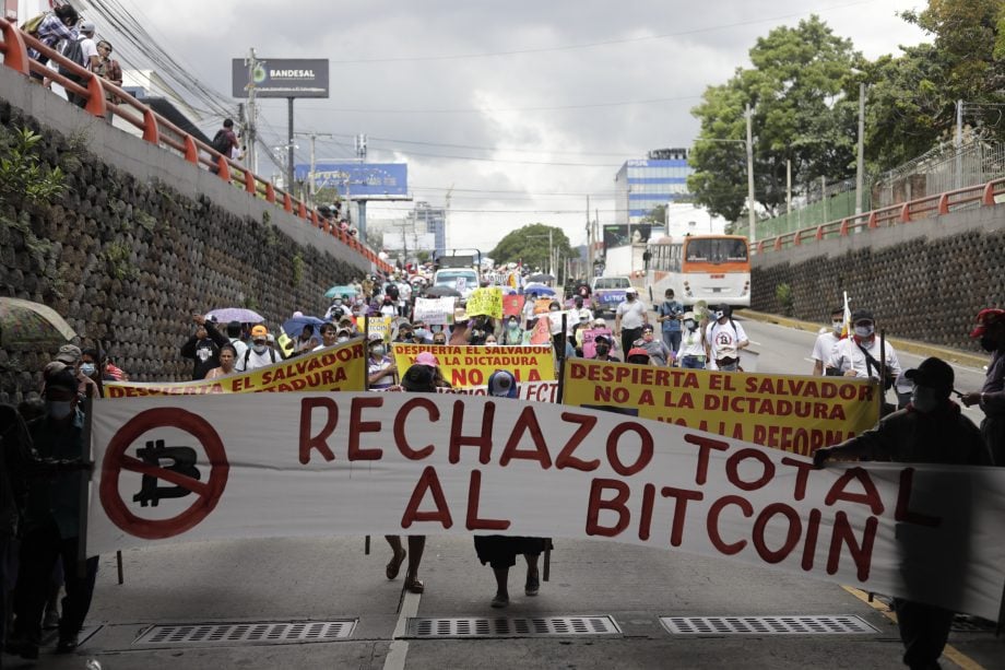 Brennende Bitcoin-Automaten in der Hauptstadt El Salvadors | BTC-ECHO Demonstranten in El Salvador