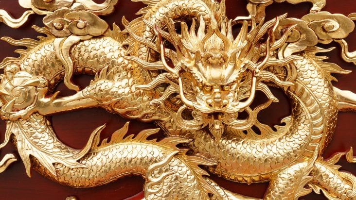 Ein goldener Drache.