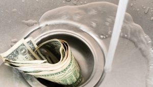 Geld in Spüle