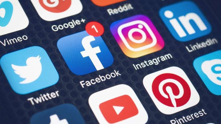 Verschiedene Social-Media-Apps auf einem Smartphone.