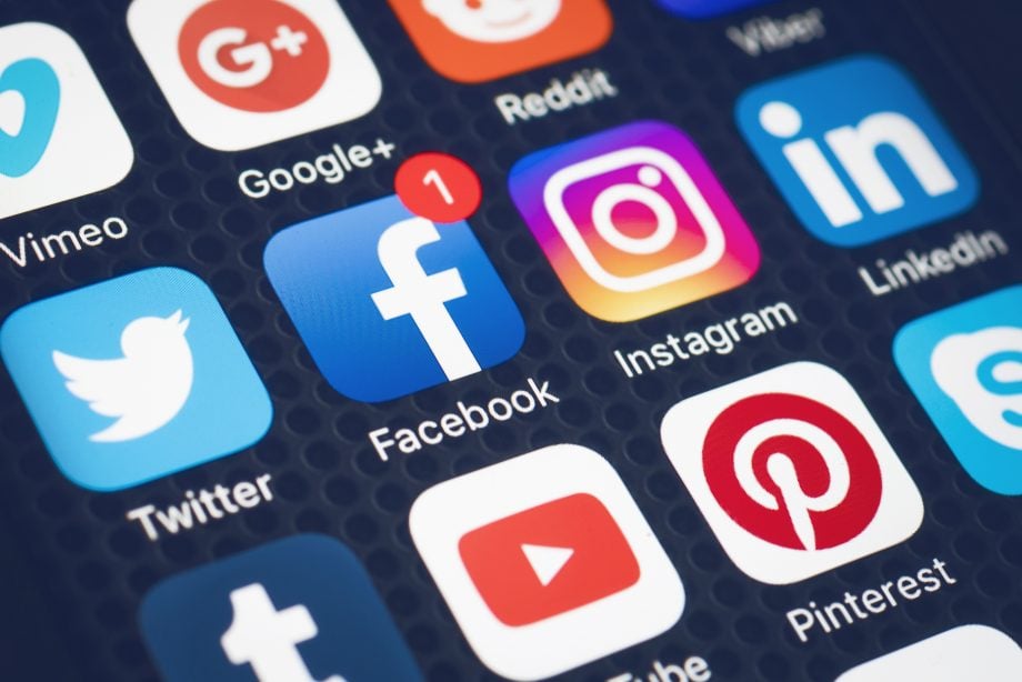 BitClout-Gründer sagt sozialen Netzwerken den Kampf an Verschiedene Social-Media-Apps auf einem Smartphone.