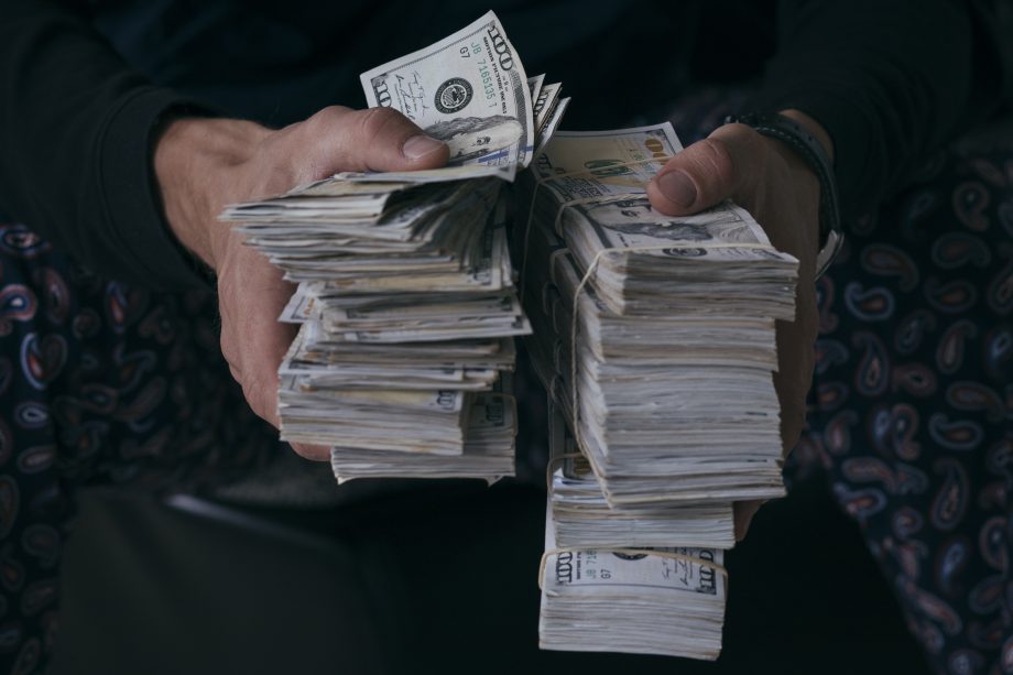 Auf Geld folgt häufig noch mehr Geld Geldbündel in der Hand