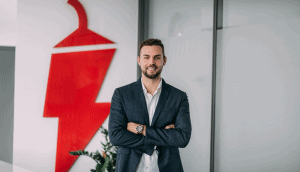 NAGA-Logo neben CEO Bilski