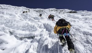 Bergsteiger auf dem Weg nach oben.