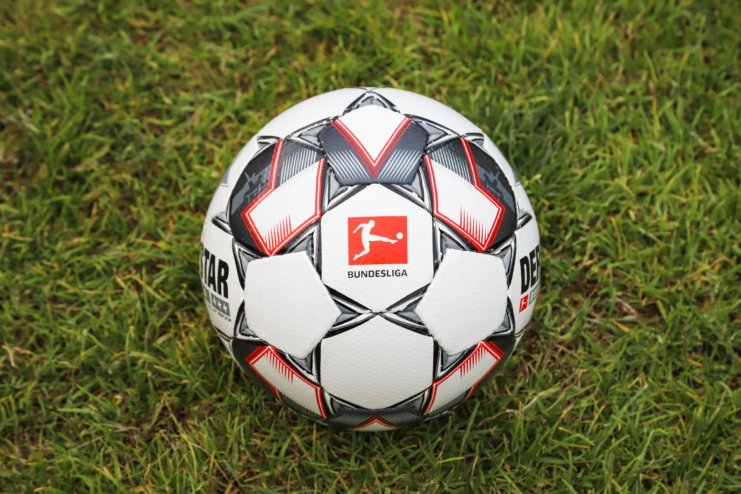 Fußball mit Bundesliga-Logo