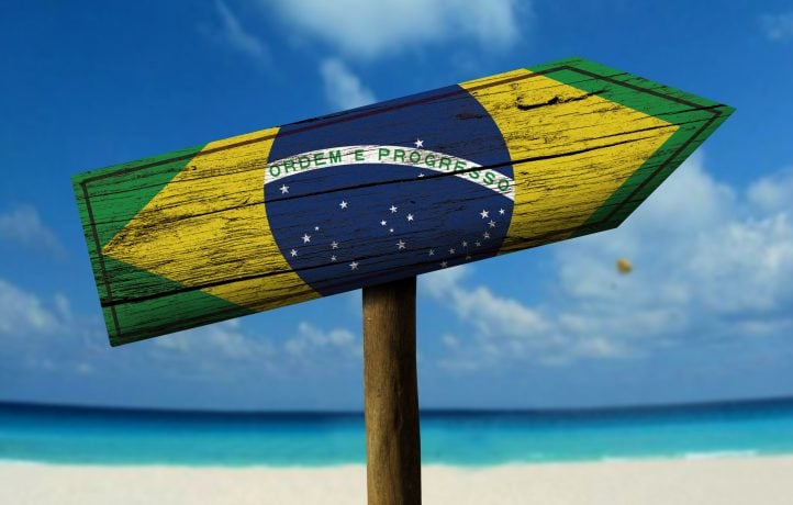 Schild, dass Brasilianische Flagge zeigt