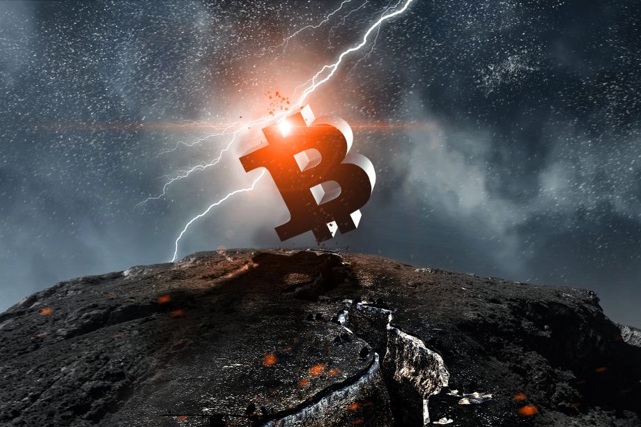 Bitcoin Symbol auf Berg, Blitz im Hintergrund