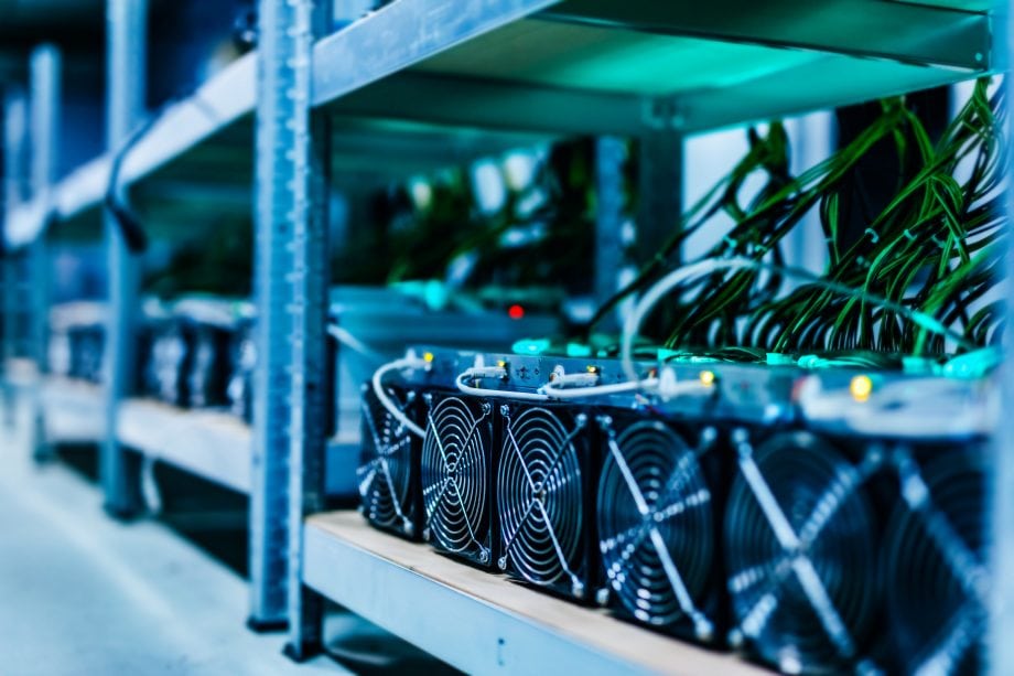 Marathon Digital: Bullische Quartalszahlen und Kredit über 100 Mio. USD Miner in einer Halle.