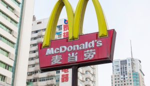 gelbes McDonalds Logo mit chinesischem Schriftzug