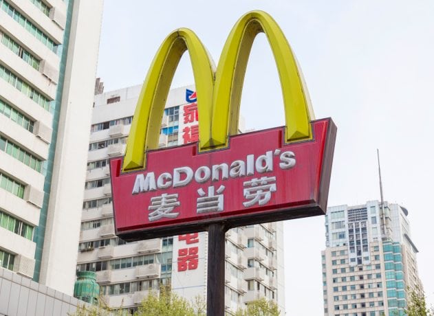 gelbes McDonalds Logo mit chinesischem Schriftzug