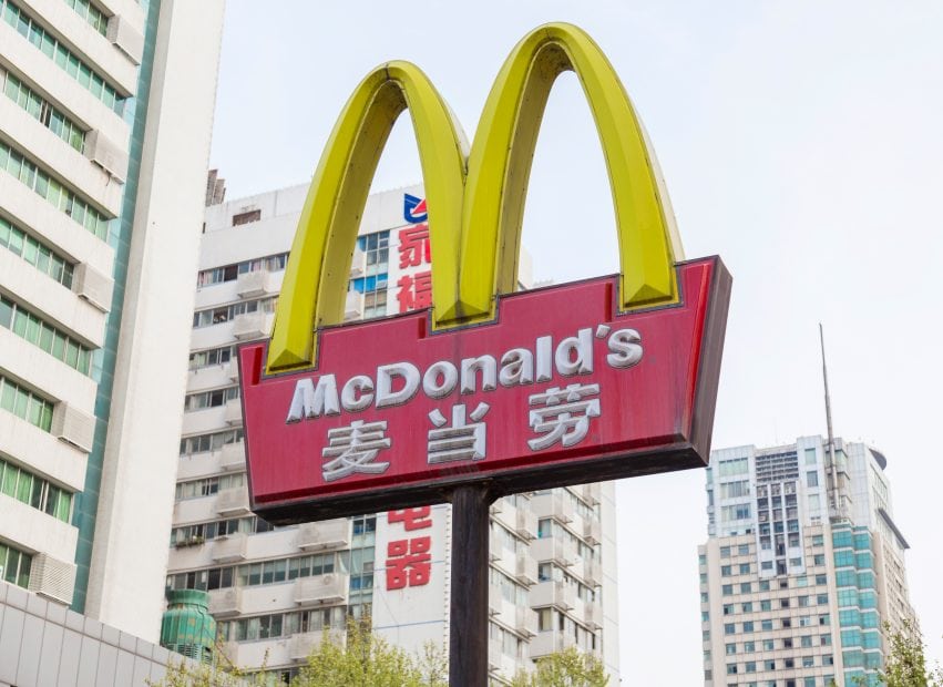 China will McDonald's dazu zwingen, den E-Yuan zu bewerben gelbes McDonalds Logo mit chinesischem Schriftzug