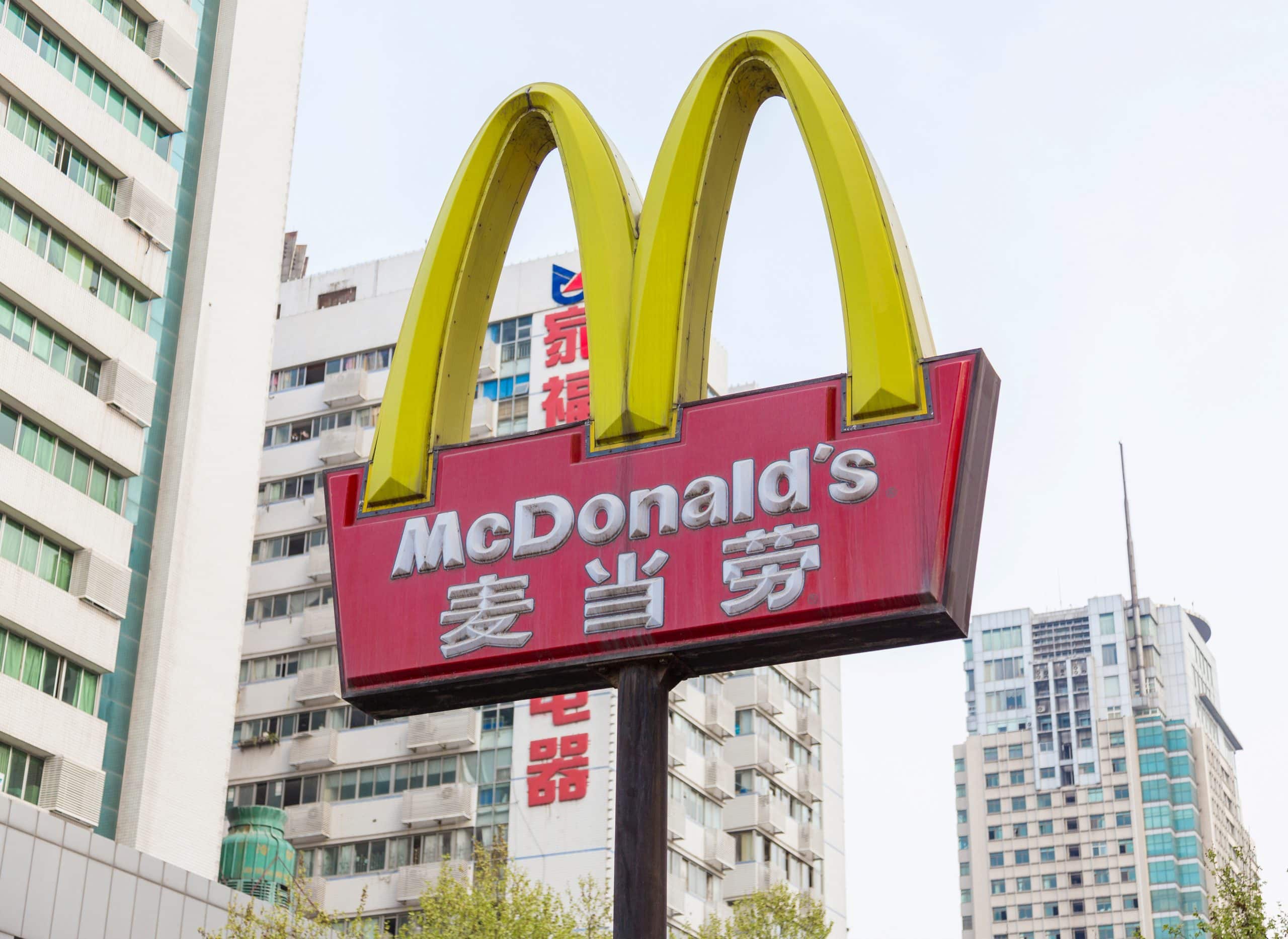 gelbes McDonalds Logo mit chinesischem Schriftzug