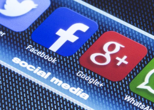 Facebook und Google auf einem Smartphone