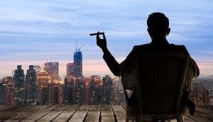 Mann mit Zigarre betrachtete Stadt in BlueHour.